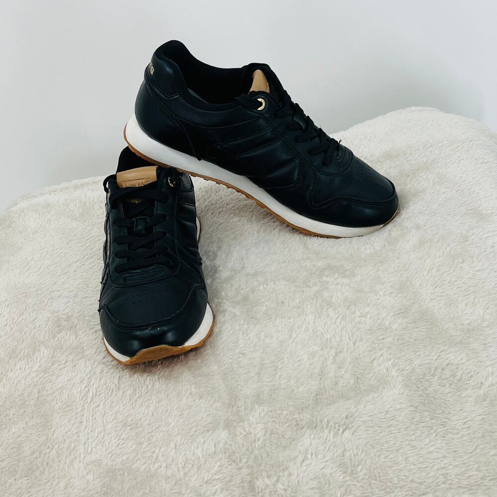 LEVI'S Woman's vegan Leather Trainer Style Sneakers 8.5   Casual  Athletic